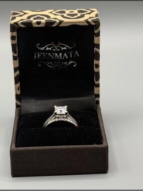 NWOT JeenMata Bridal Set-Princess Cut Center Stone with Channel Set Accents SZ-6